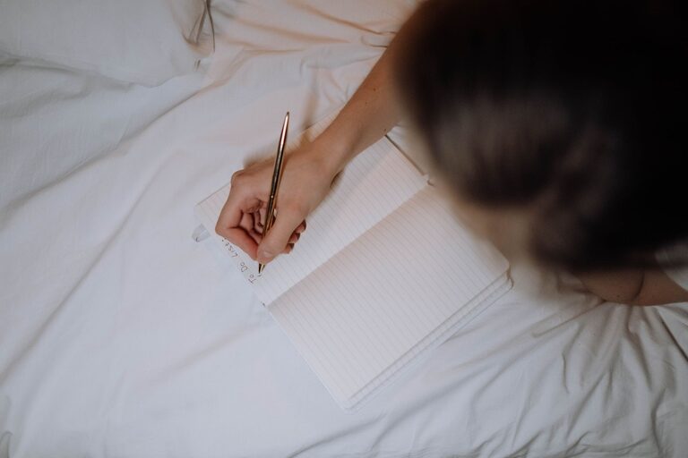 Beginner Guide to Journaling Every Day for a Happier Mind
